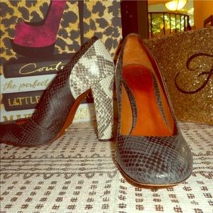 Schutz color block black snakeskin pump sz 7